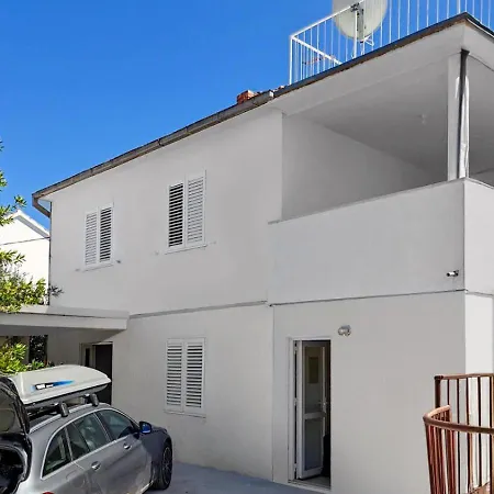 Nora - 18m2 Terrace - Pet Friendly - Free Parking * Supetar